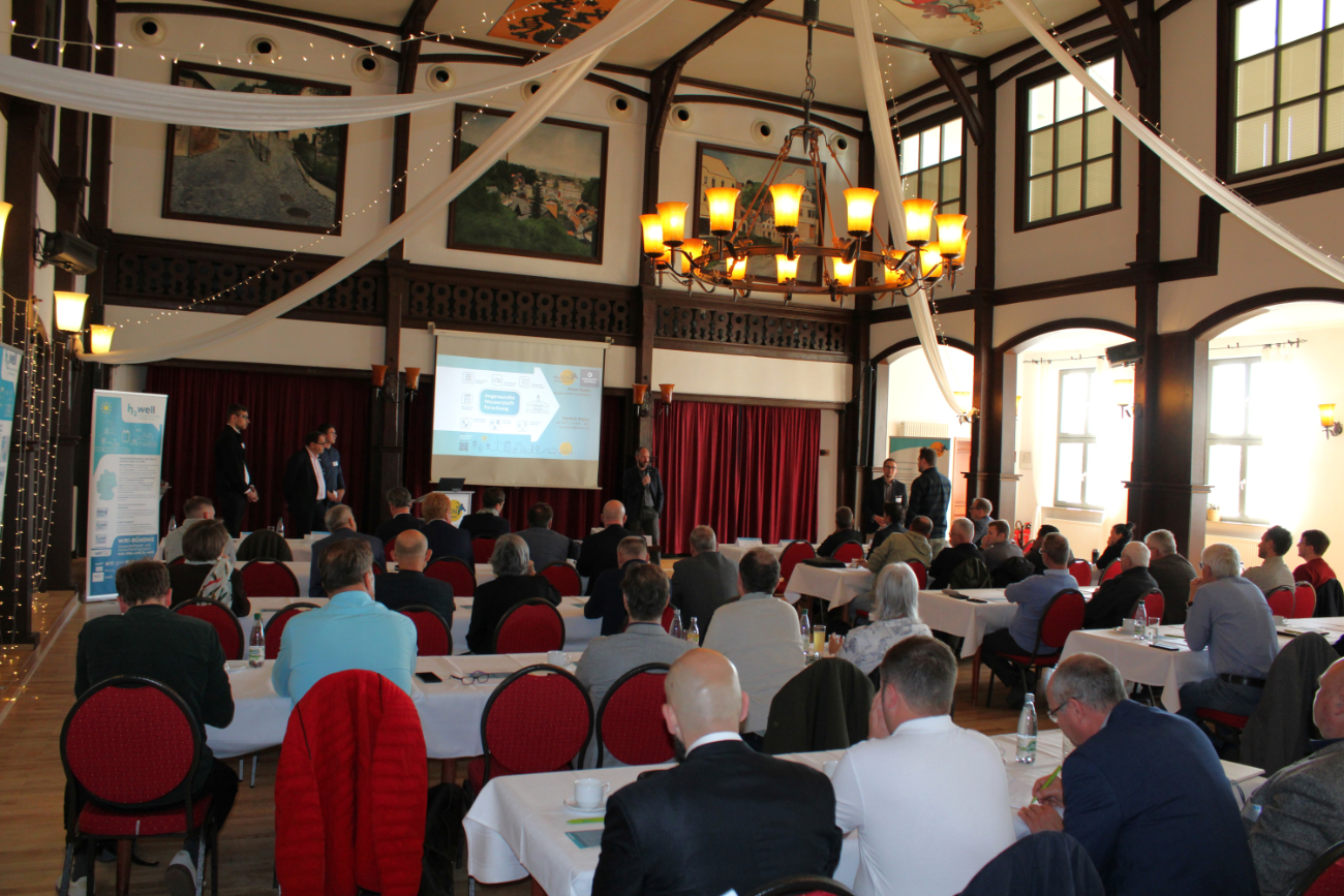 Das Vortragsprogramm regte zu spannenden Diskussionen zwischen Rednern und Publikum an. ©HySON-Institut